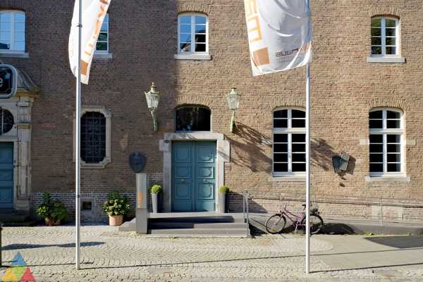 Foto des Gebäudes. Foto des Gebäudes.