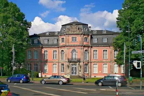 Foto des Gebäudes. Foto des Gebäudes.