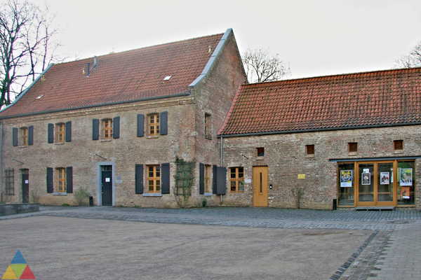 Foto des Gebäudes. Foto des Gebäudes.