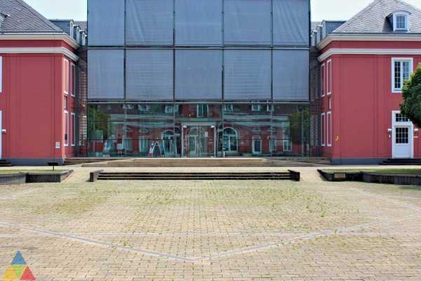 Foto des Gebäudes. Foto des Gebäudes.